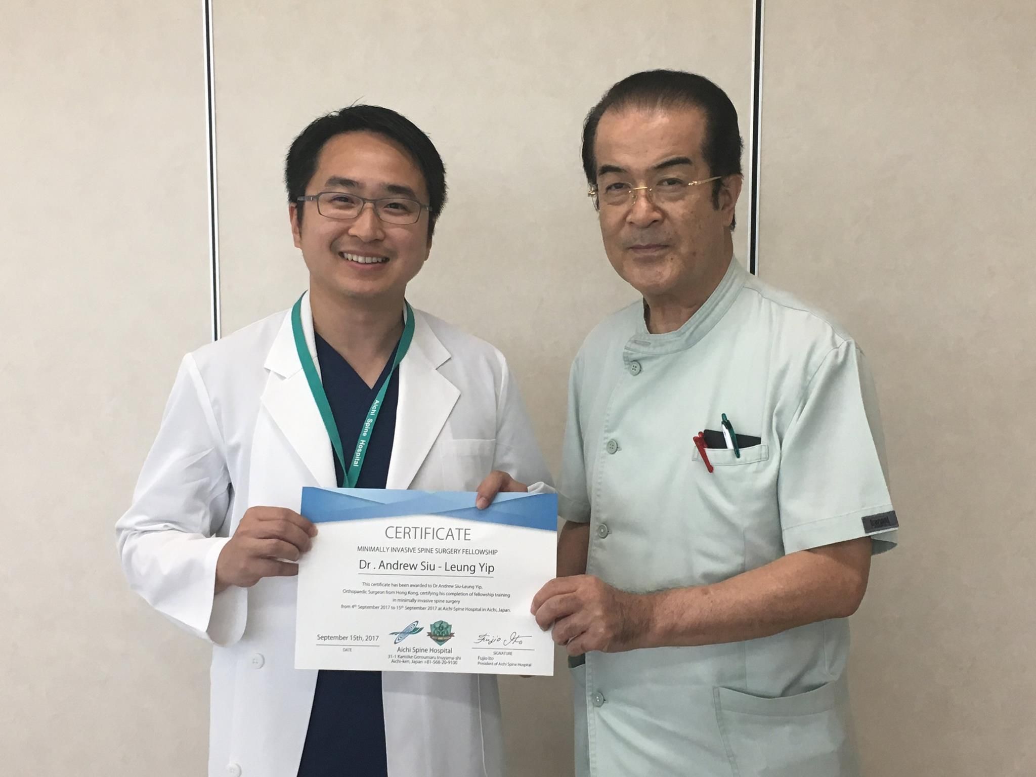 Bác sĩ Fujio Ito (phải) trao chứng nhận hoàn thành khóa đào tạo MISS cho vị bác sĩ đến từ Hong Kong (trái)